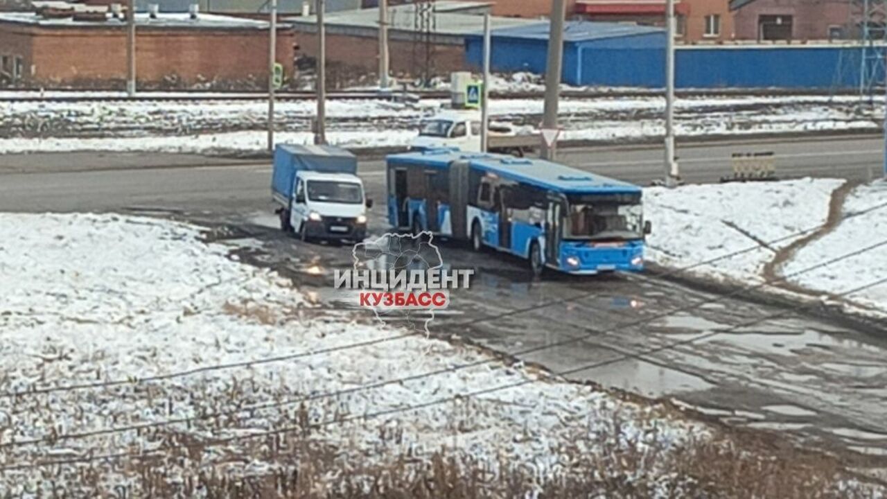 Автобус застрял в яме на разбитой дороге в Кеме...