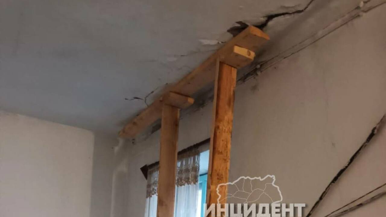 В Кузбассе потолок в аварийном доме подперли опорами В Анжеро-Судженске в квартире аварийного дома в...