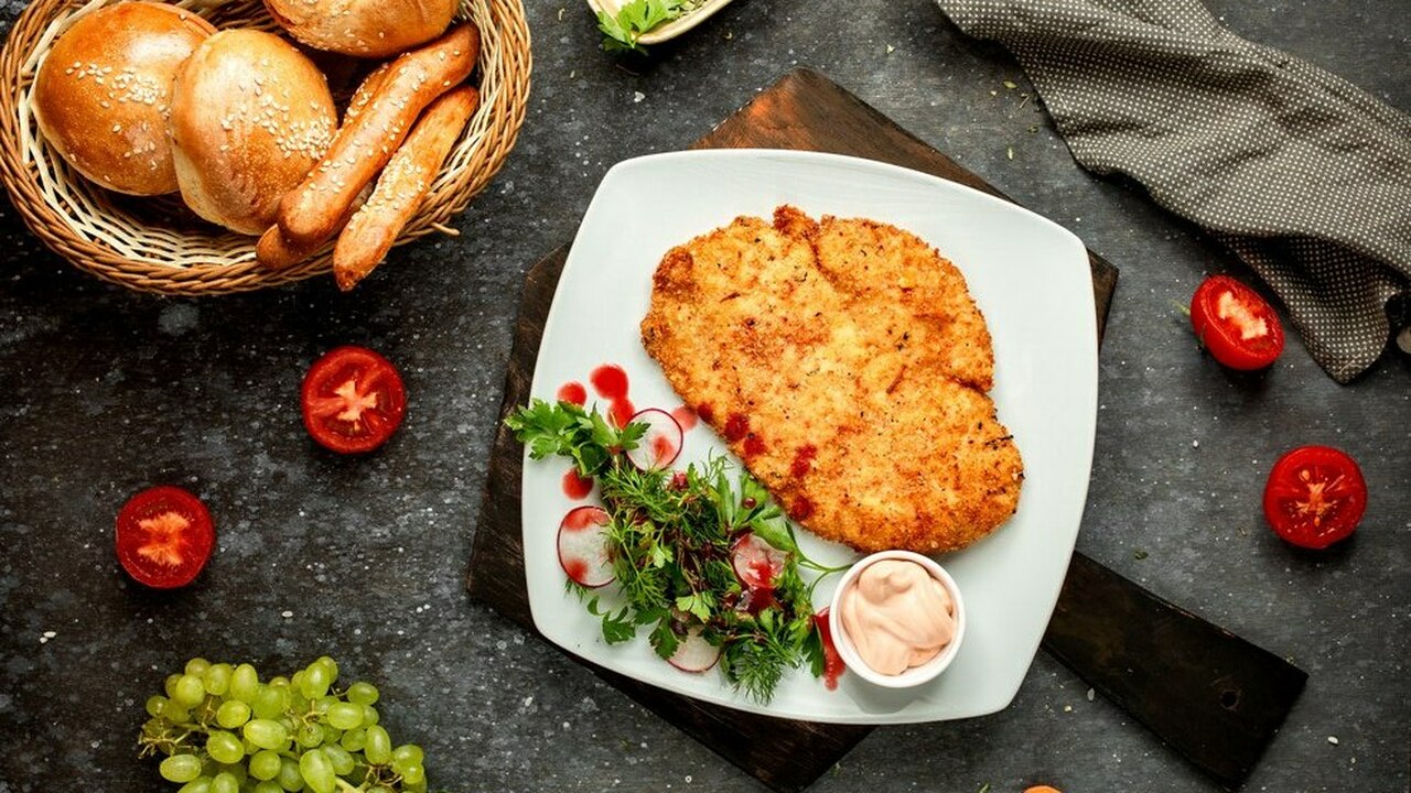 Сырно-кабачковые оладьи: вкуснее и полезнее драников — богаты белком и витаминами Приготовьте золотистые кабачковые оладьи с сырн...