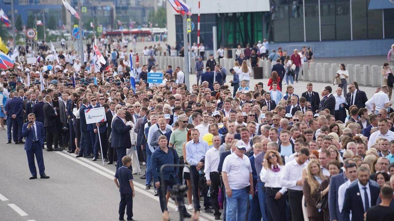 В параде шахтерских делегаций севера Кузбасса приняли участие более 7 тыс. человек Более 7 тыс.