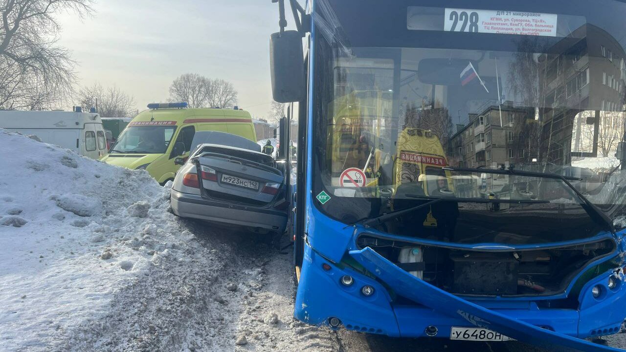 На Инициативной улице в Кемерове столкнулись иномарка и автобус В Кемерове на улице Инициативной сегодня произо...