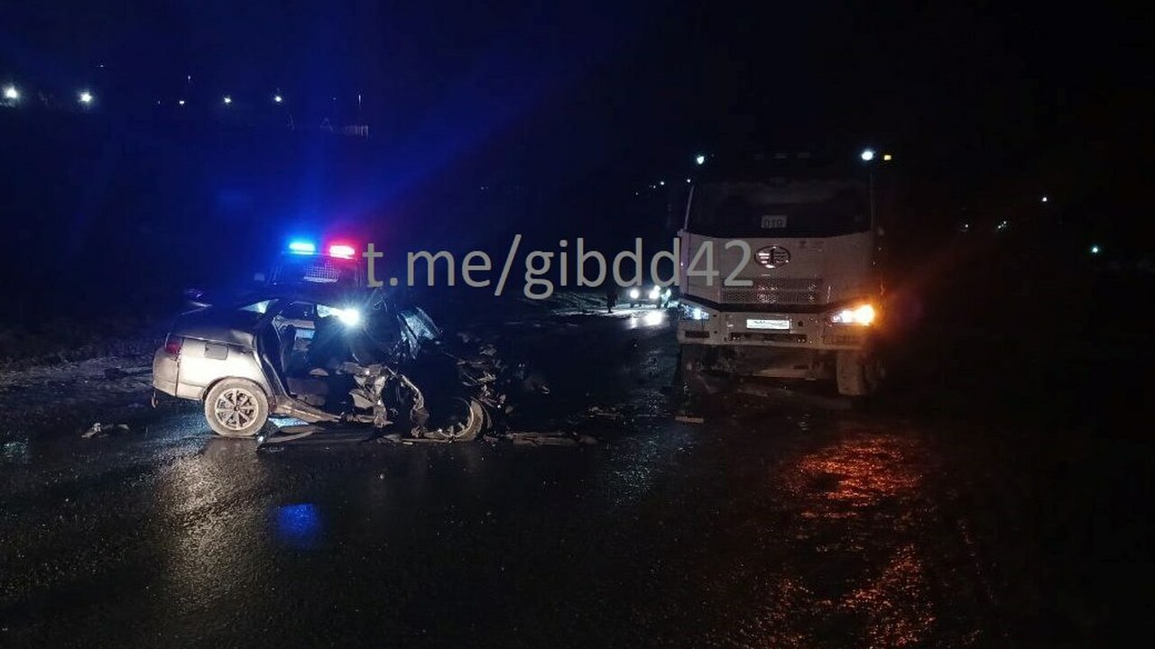 17-летний парень погиб в страшном ДТП с фурой в Кузбассе Сегодня ночью на 2-м километре дороги Шерегеш &...