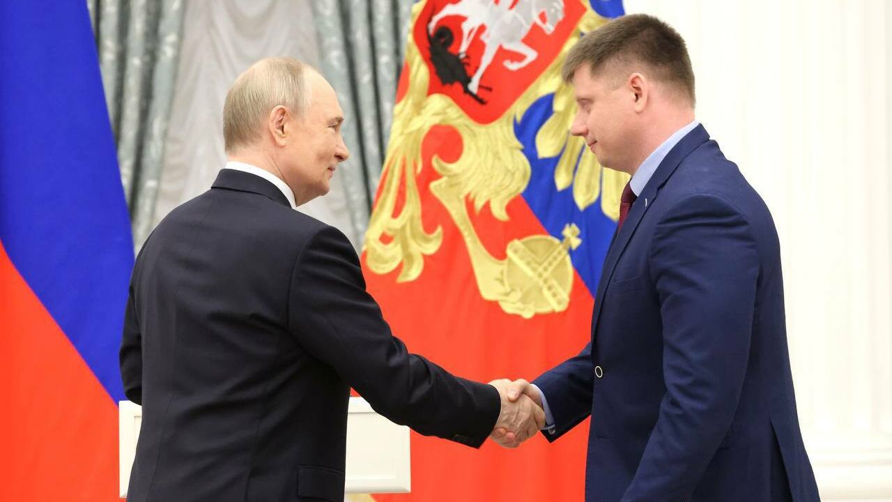 Кузбасский космонавт Александр Гребенкин получил золотую звезду Героя России Президент России Владимир Путин вручил космонав...