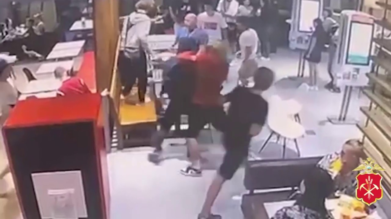 Двое подростков избили мужчину в кафе в Новокузнецке В Новокузнецке полиция поймала подростков, изби...