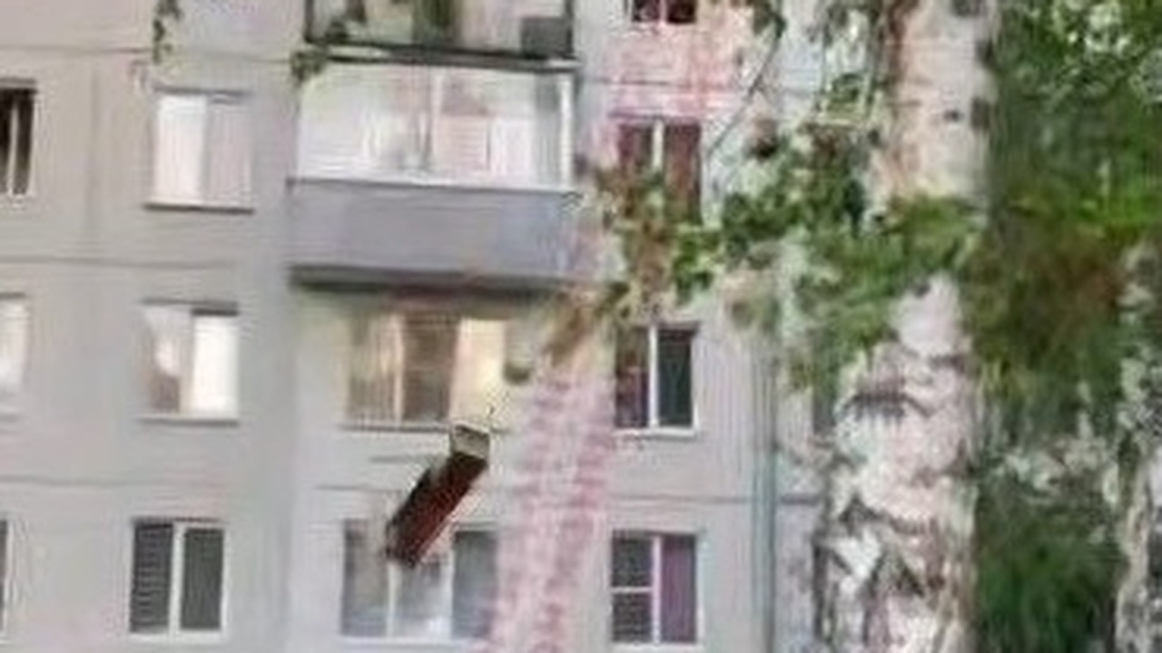 В Кузбассе нашли мужчину, выбросившего шкаф с балкона на 4-м этаже В Новокузнецке 39-летний мужчина выбросил стары...