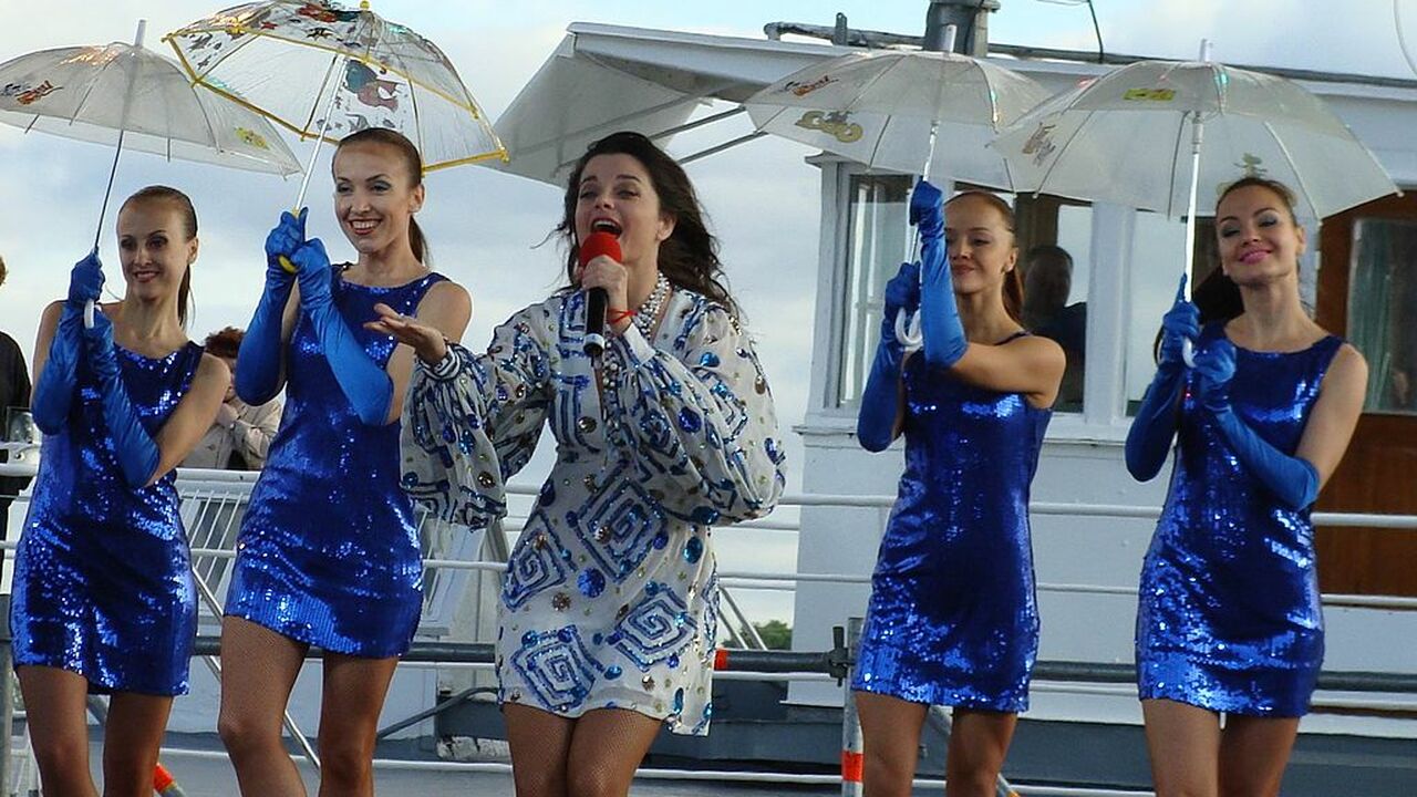 В 90-е годы песня "Маленькая страна" в исполнен...