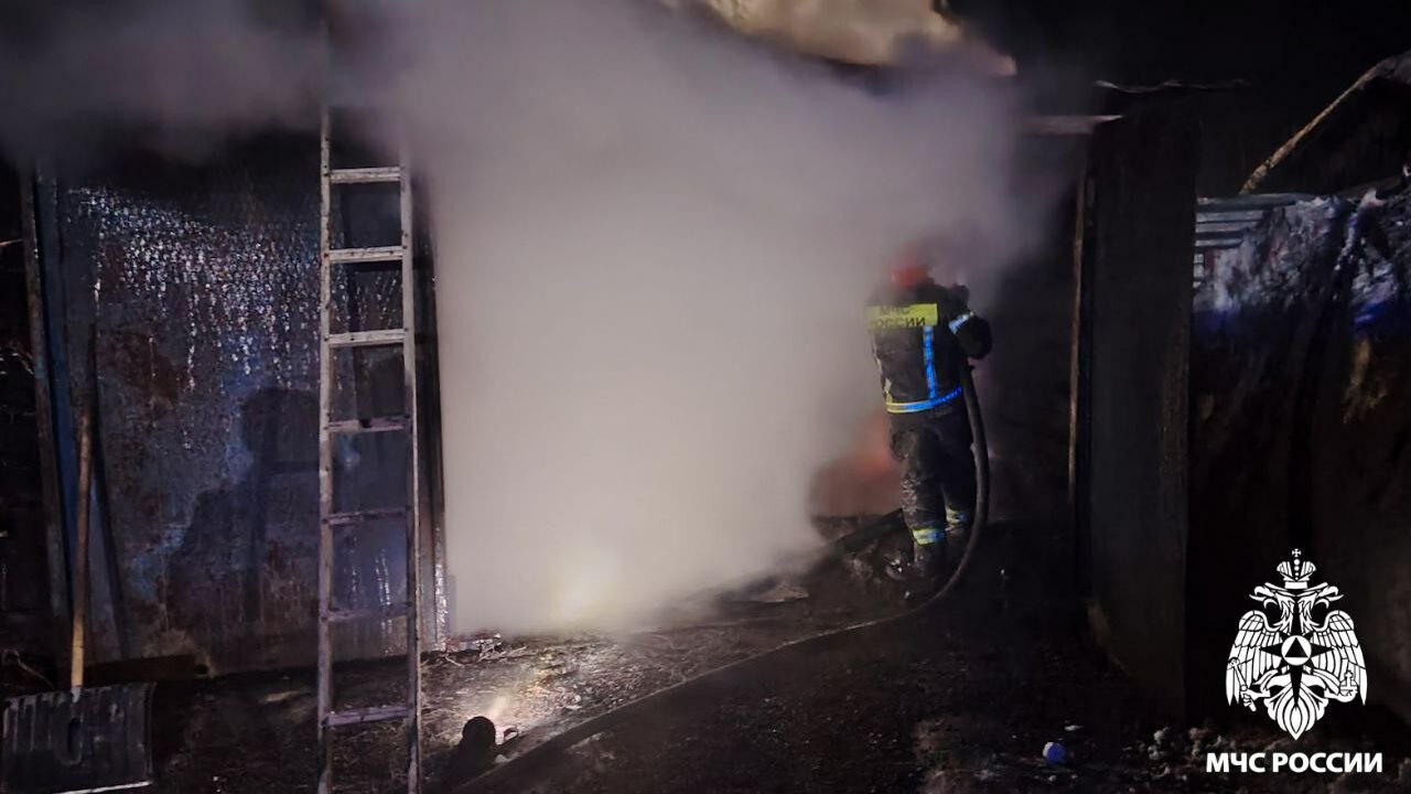 Утром в Топках произошел пожар в частном доме &...