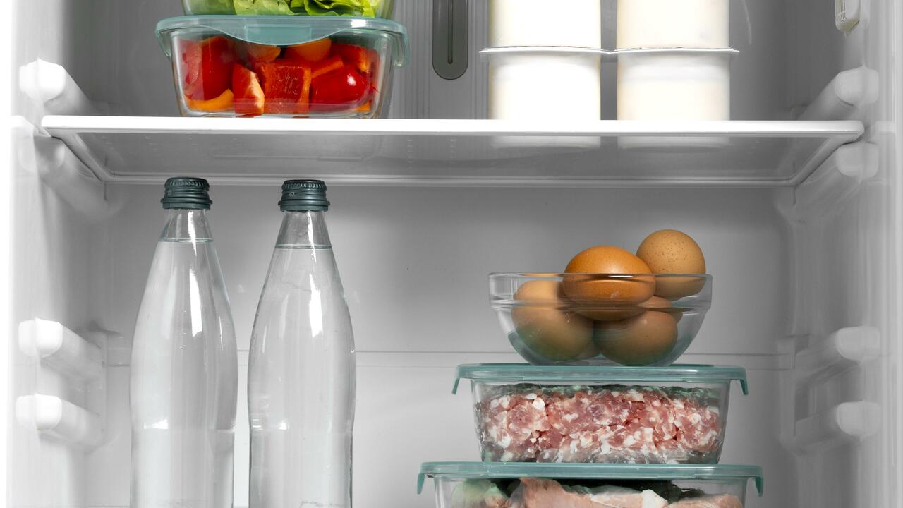 Морозилка - не мусорка: 3 роковые ошибки хранения продуктов, после которых все придется выбросить Размещая горячее блюдо в морозильнике, вы не то...