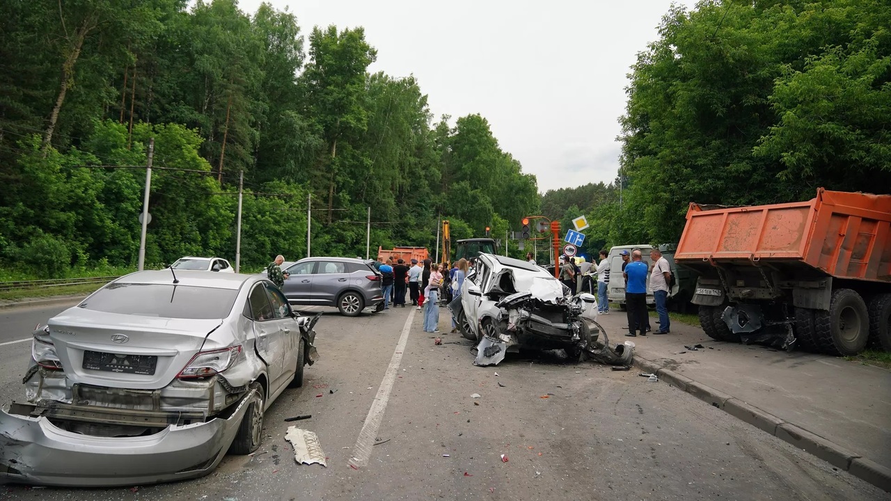 В Кемерове произошло ДТП с участием 27 автомобилей Крупное ДТП произошло сегодня вечером на Логово...