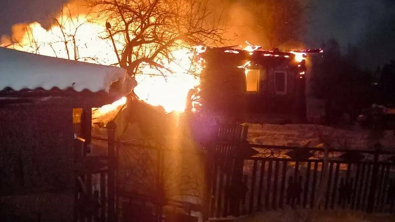 В нежилом доме и надворных постройках в Анжеро-...