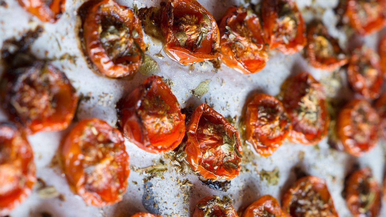 Не салат и не засолка — вкусная закуска из помидоров на скорую руку — даже самые дешевые томаты заиграют удивительным вкусом Все, кто попробует это блюдо, сразу просят поде...