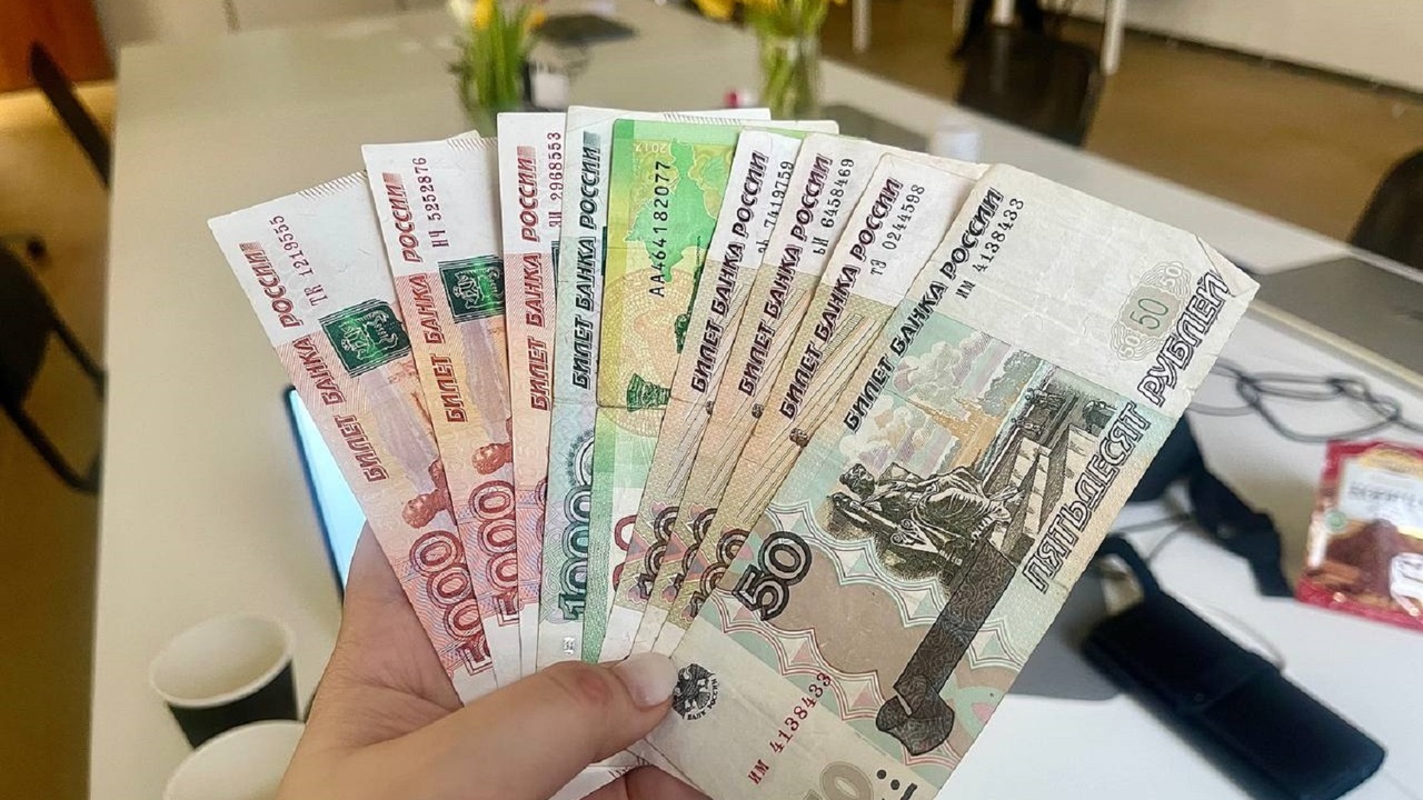 Пенсионерам с 13 мая зачислят на карты выплаты за 2018-2024 годы: вот кому ждать денег Пенсионеры начали получать неожиданные денежные...
