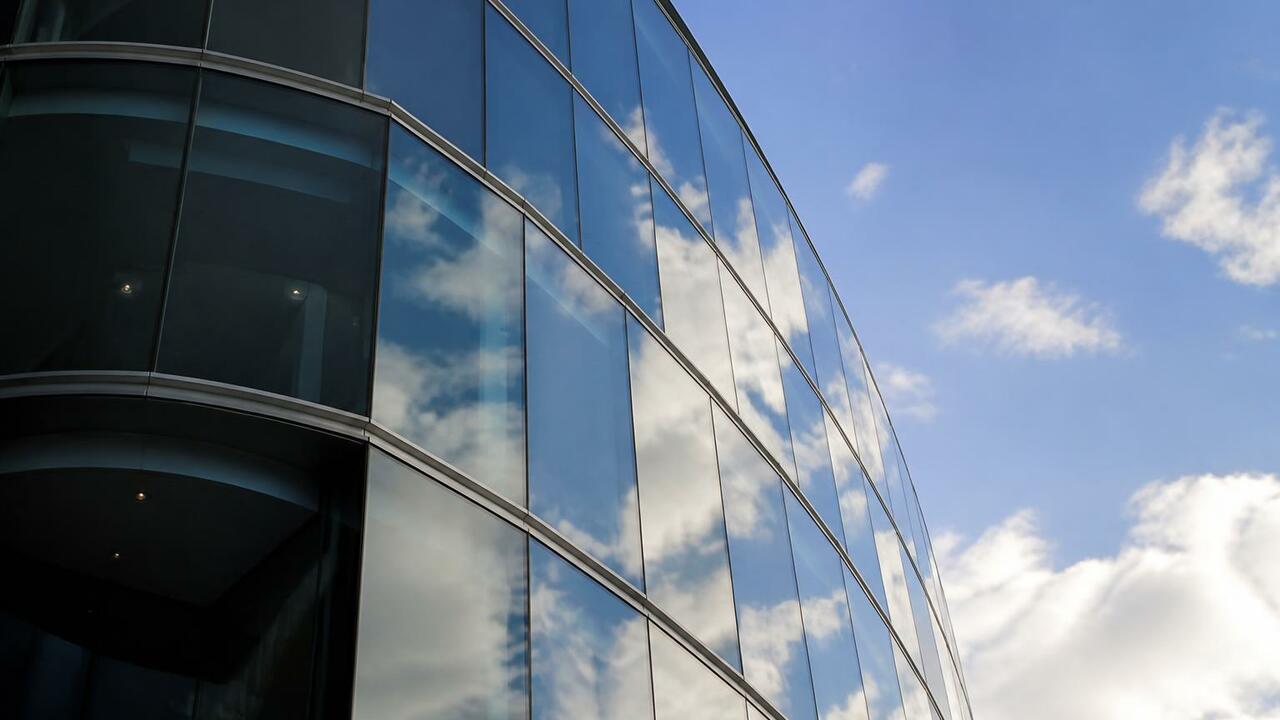 От Apple Park до Кемерова: зачем сложные фасады проходят повторную сборку Кемеровский музейно-театральный комплекс строят...