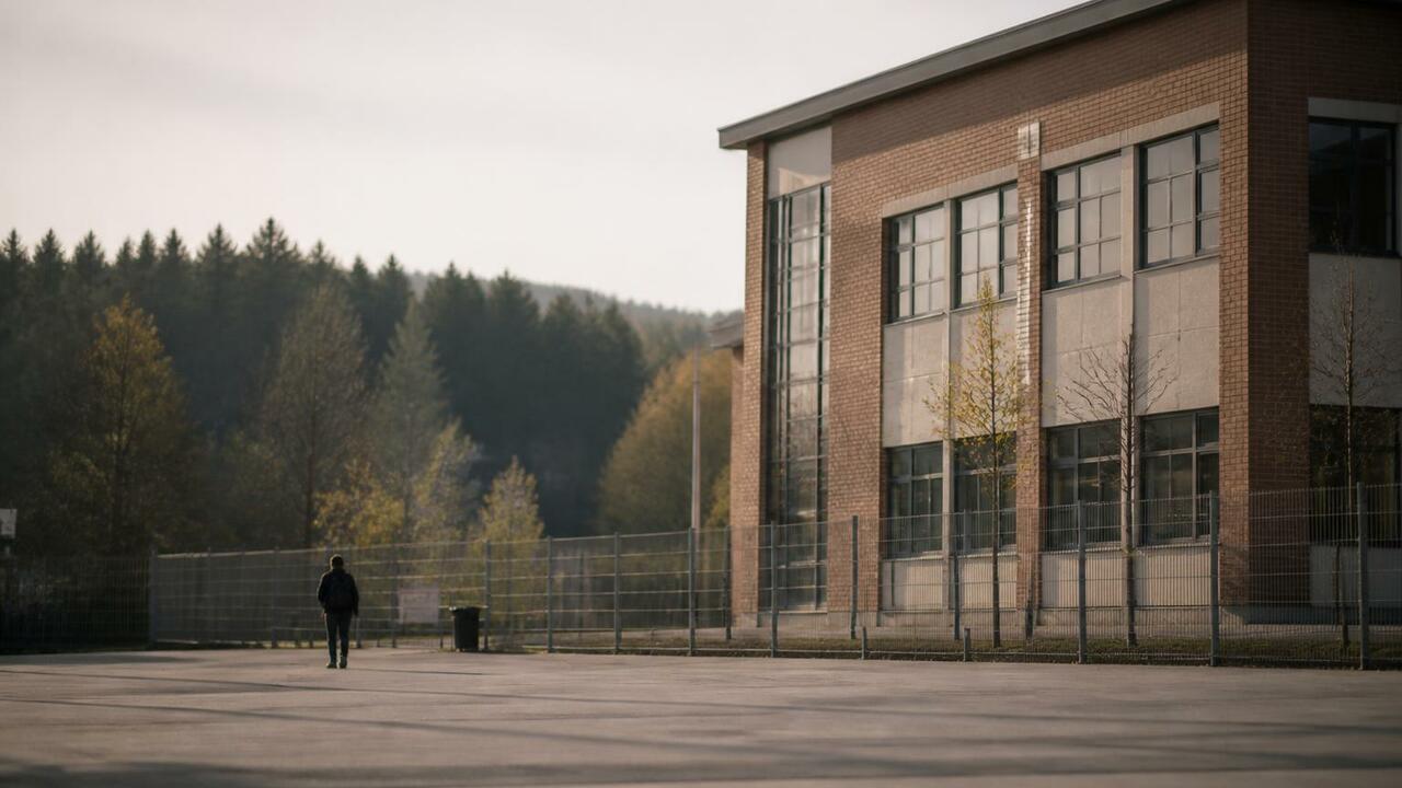 Медведь у школы в Осинниках: родители выбрали очные уроки В Осинниках медведь забрел в частный сектор у ш...