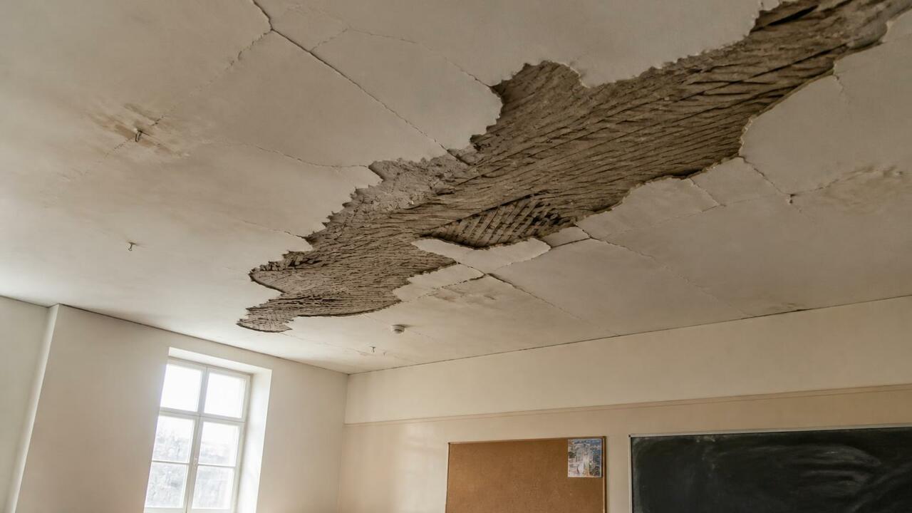 В кемеровской школе №32 проверят потолки после жалоб родителей В школе №32 Кемерова проверят потолки после жал...