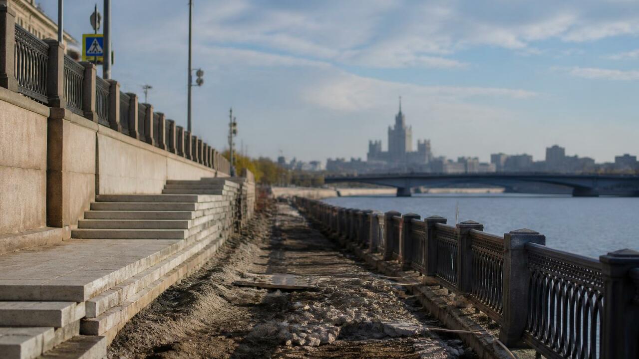 В Кемерове реконструируют набережную с сохранением её привычного облика В Кемерове реконструируют набережную: смонтиров...