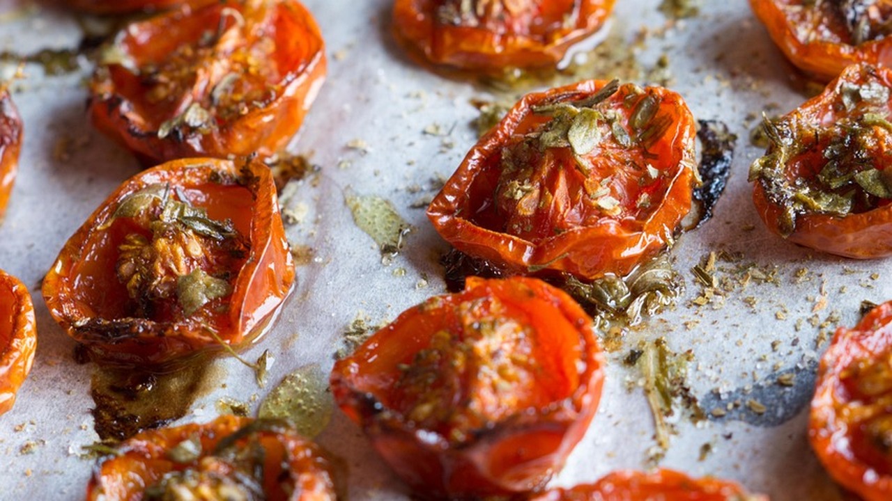 Не салат и не засолка — вкусняцкая закуска из помидоров на скорую руку — даже самые дешевые томаты заиграют ярким вкусом Все, кто пробует это блюдо, сразу просят рецепт