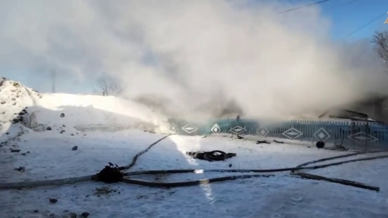 Мать с 7-летним сыном погибли при пожаре в Березовском В Березовском при тушении пожара в доме на улиц...