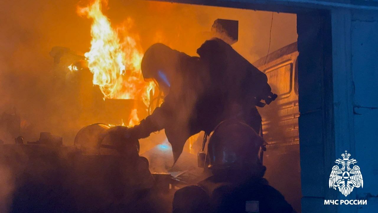 В Кемерове потушили пожар на складе с грузовой техникой В Кемерове сегодня днем произошел пожар в склад...