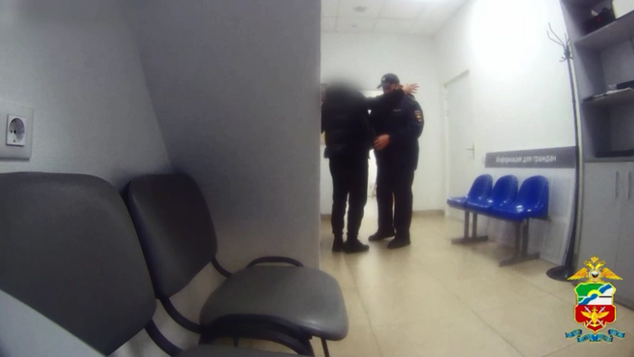В Кузбассе пьяного пассажира сняли с авиарейса В новокузнецком аэропорту пьяного 41-летнего па...