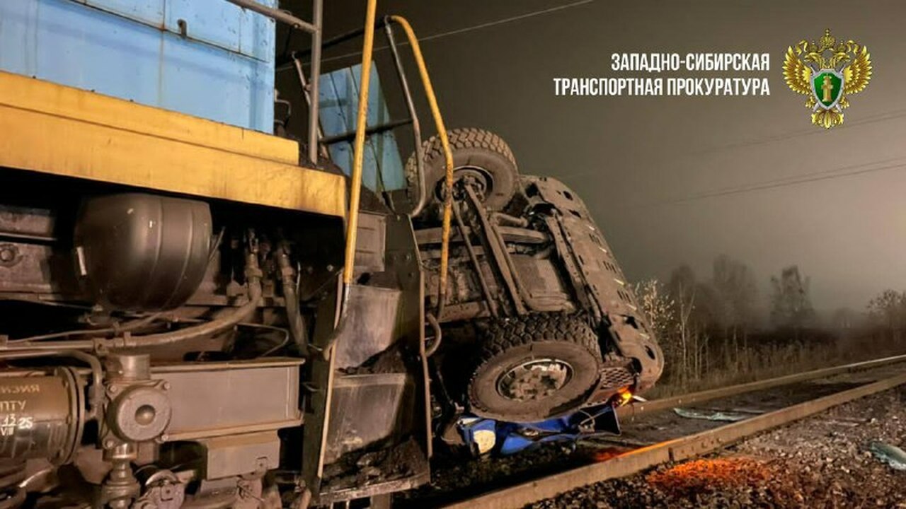 В Кузбассе ночью поезд смял грузовик Сегодня ночью на регулируемом железнодорожном п...