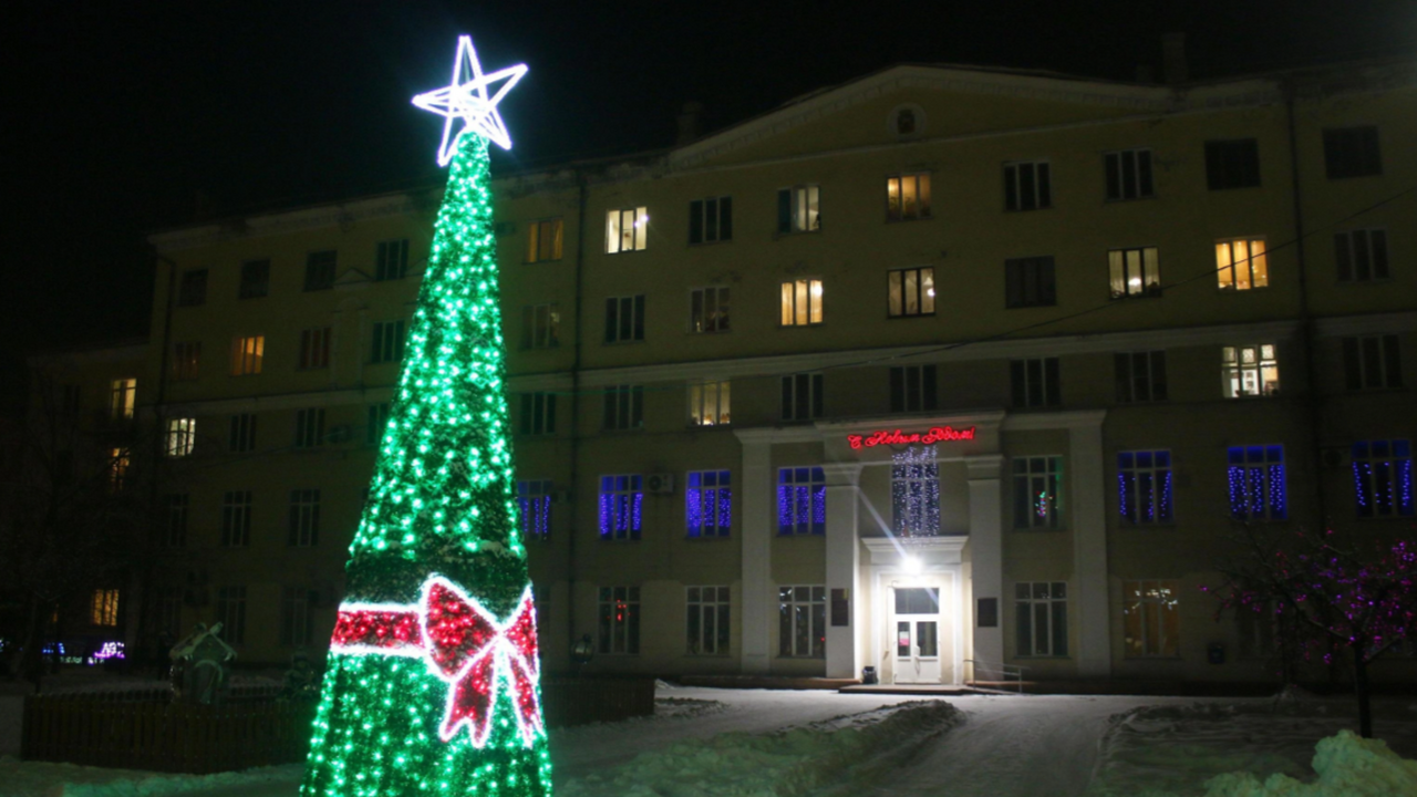 Накануне в Новокузнецке сожгли елку, установлен...