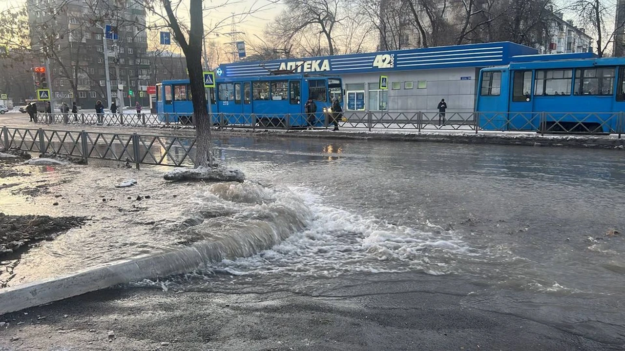 В Новокузнецке затопило улицу Дружбы в районе К...