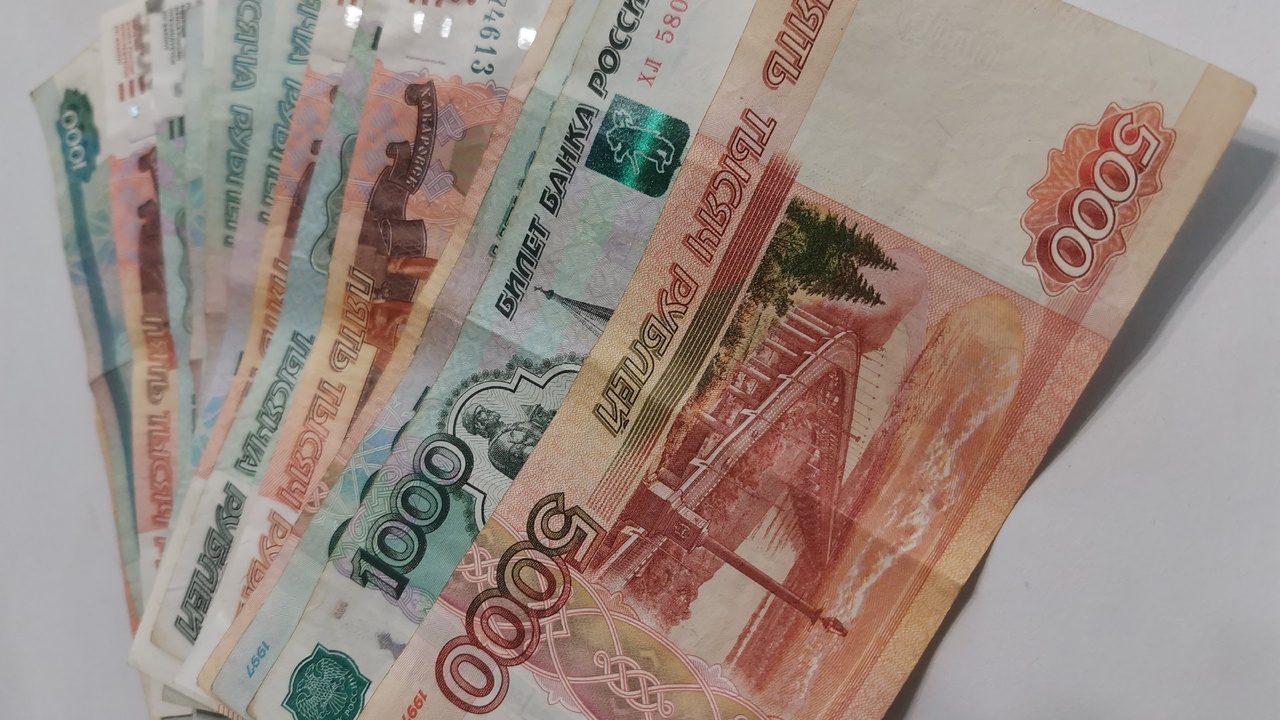Россиянам после праздников выплатят по 12 000 рублей от СФР. Названа дата прихода денег на карту Российским гражданам сообщили о новой денежной ...