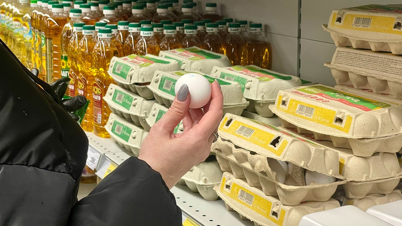 Известные супермаркеты снова удивили ценой на куриные яйца: такого не было более десяти лет В российских магазинах можно заметить необычно ...