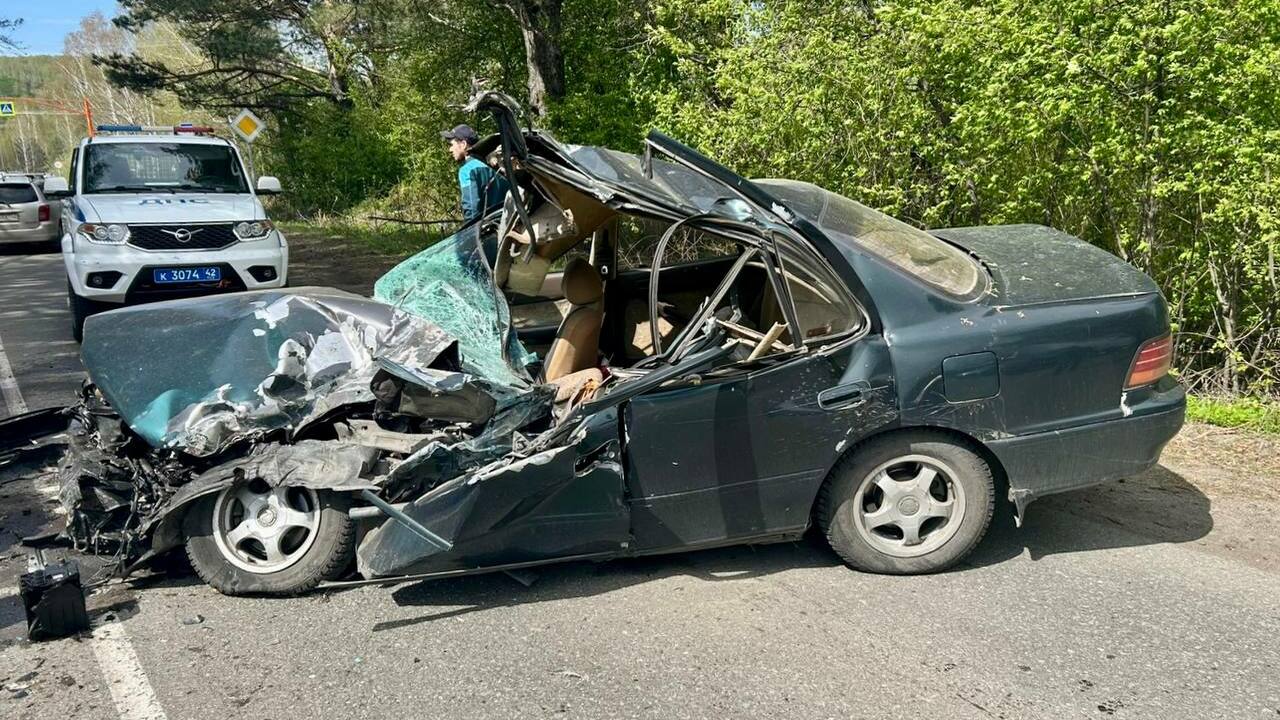 Автоледи на иномарке влетела во встречный трактор в Кузбассе В Новокузнецком округе Кузбасса произошло ДТП с...