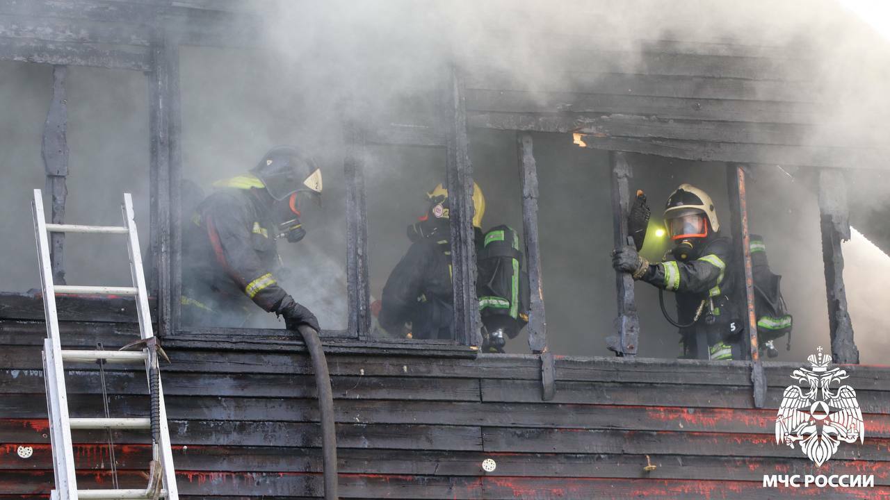 В поселке Металплощадка ликвидировали крупный пожар На улице Парковой в поселке Металплощадка в Кем...