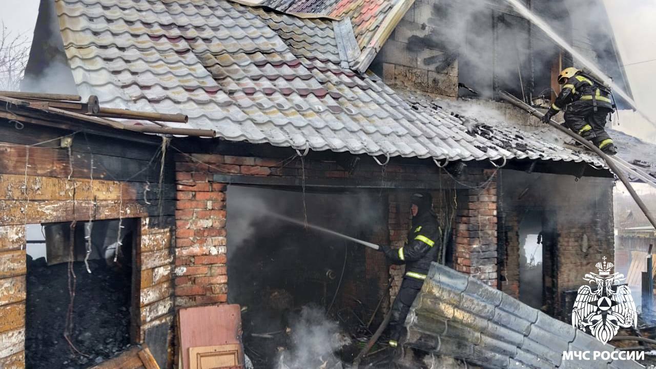 В Прокопьевске частный дом сгорел из-за печи В Прокопьевске произошел пожар в частном доме н...