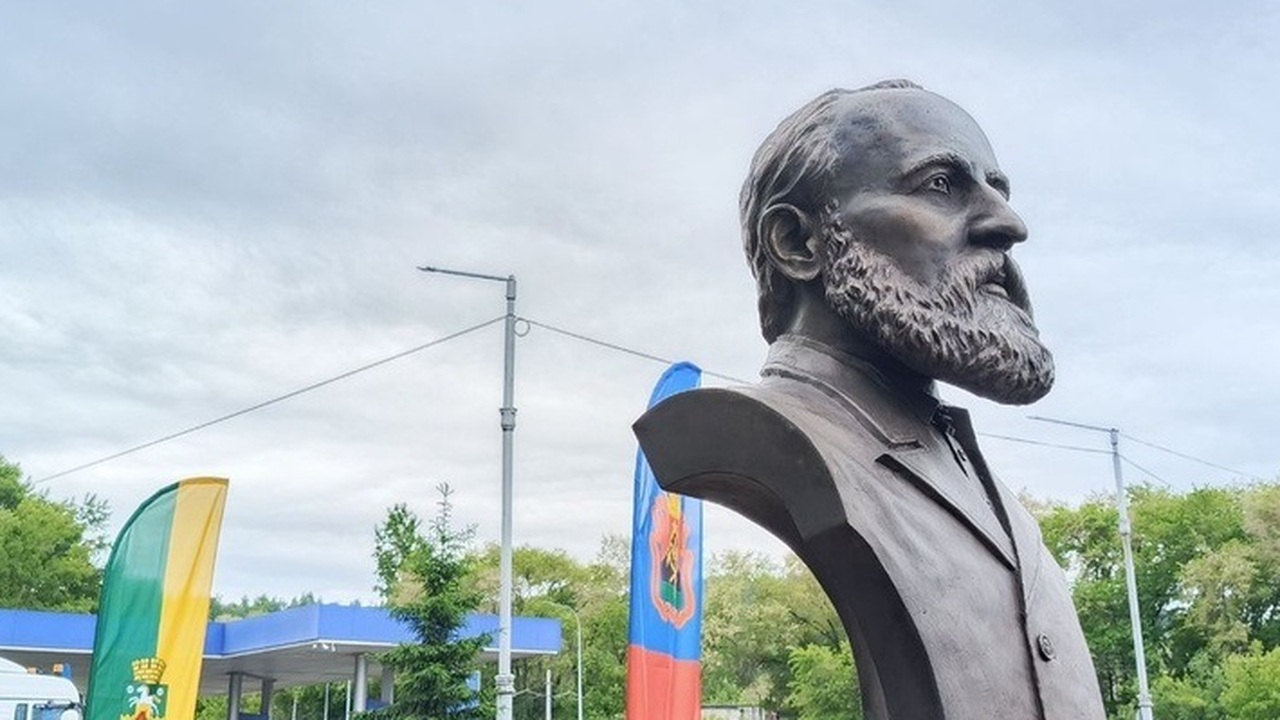 В Новокузнецке открыли памятник меценату Степану Попову Бюст известному меценату 19-го века Степану Поп...