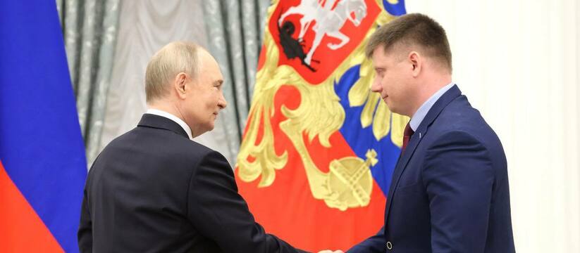 Президент России Владимир Путин вручил космонав...