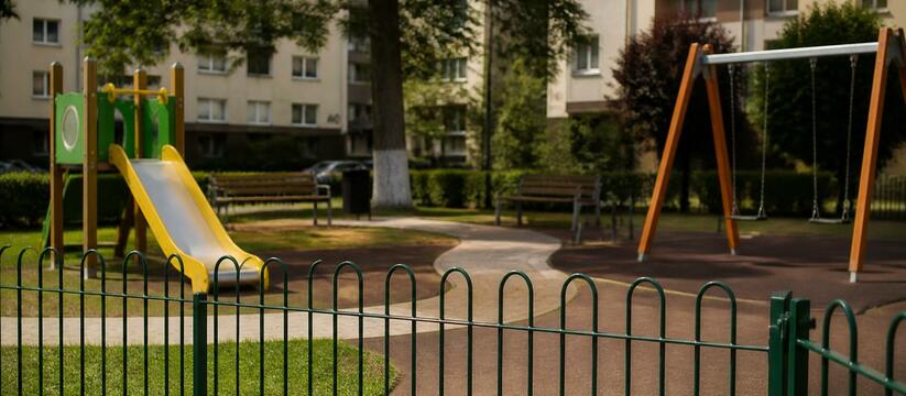 В Кемерове опасную площадку на бульваре Строителей огородили В Кемерове на бульваре Строителей огородили игр...