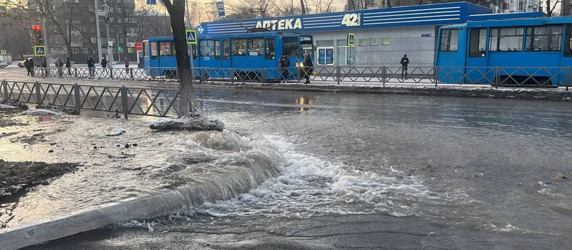 В Новокузнецке затопило улицу Дружбы в районе К...