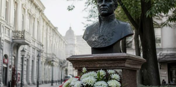 В Новокузнецке возложили цветы к бюсту легендар...