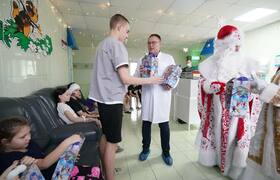 Середюк поздравил с Новым годом детей, встретив...