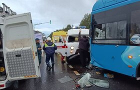 Шесть человек пострадали в столкновении скорой ...