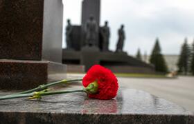 Мэр Кемерова и ветераны почтили память шахтеров...