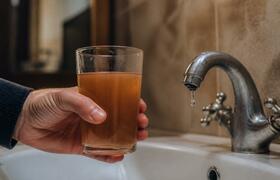 Ржавая вода в Белове: жители возмущены, власти ...
