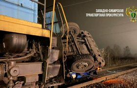 В Кузбассе ночью поезд смял грузовик