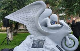 В Кузбассе открыли памятник погибшему мотоциклисту